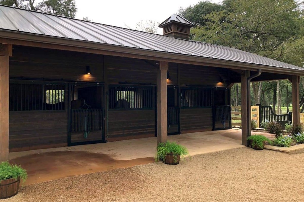 Picture of: Bring Your Horse Home To A Shedrow Barn – COWGIRL Magazine